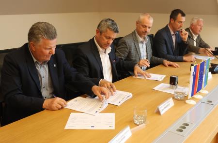 Slovesen podpis pogodbe župani CPS19 Foto Ljubo Vukelič